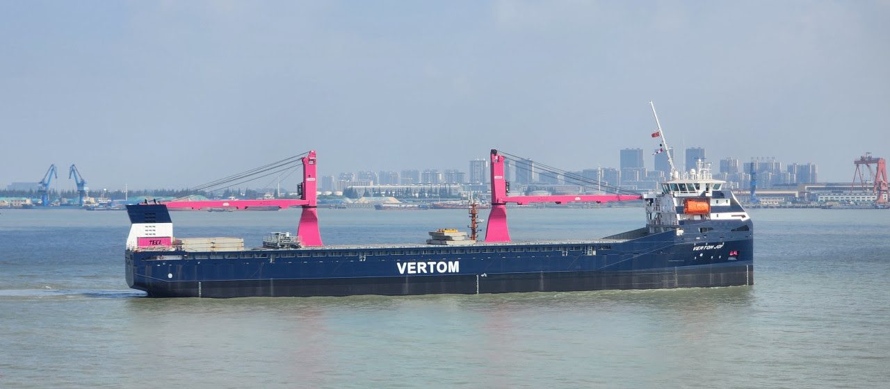 Het multipurpose-schip 'Vertom Joy' vaart in de ECL-dienst van Vertom.