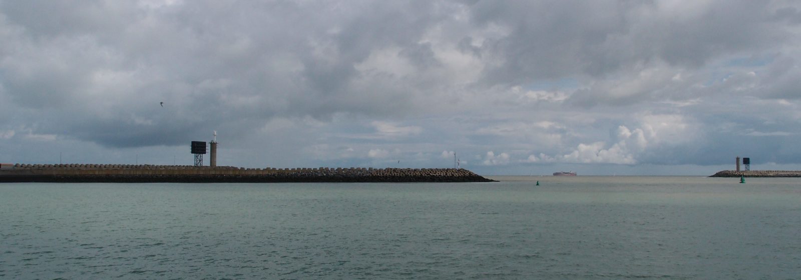 De havenmond op het einde van de strekdammen Zeebrugge