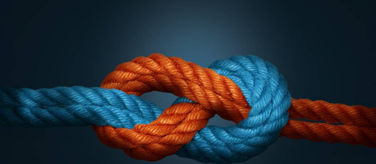 Blauwe en oranje scheepstrossen symboliseren de nieuwe 'Gemini Cooperation'