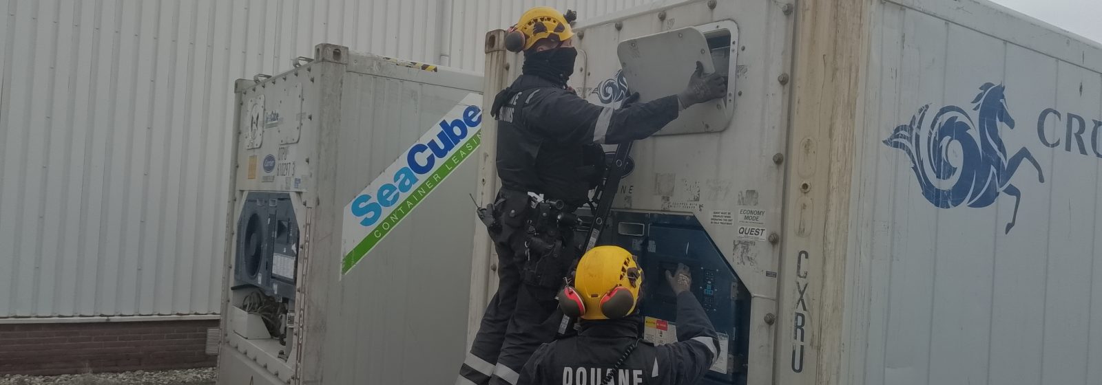 Demontage koelsysteem zeecontainer door douaniers