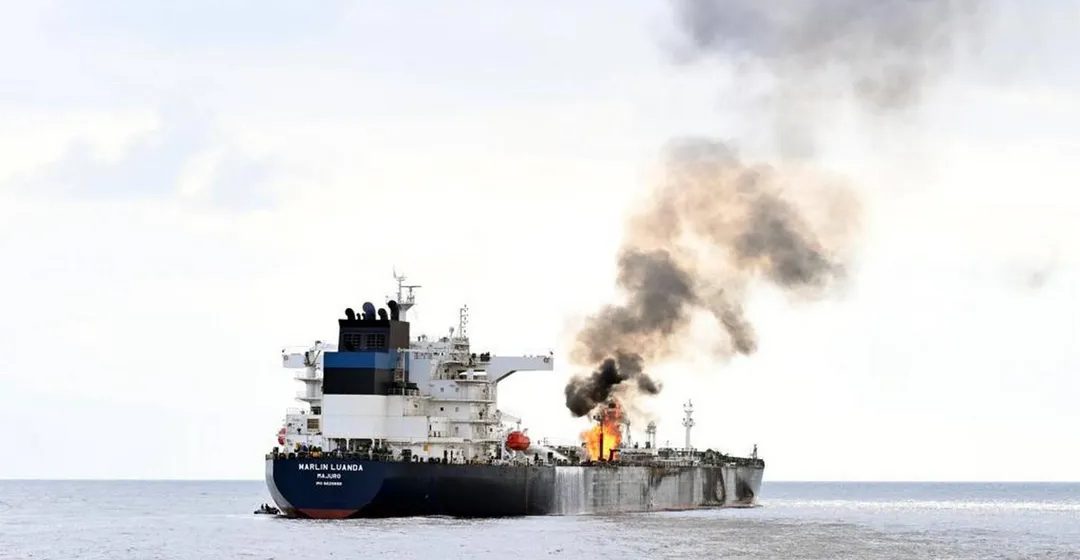 De olietanker 'Marlin Luanda' staat in brand na een raketaanval van Houthi-militanten in de Golf van Aden.