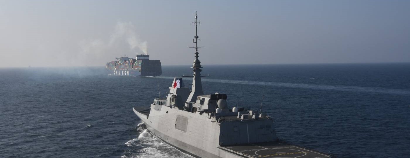 Een fregat van de Franse marine escorteert een containerschip van CMA CGM.