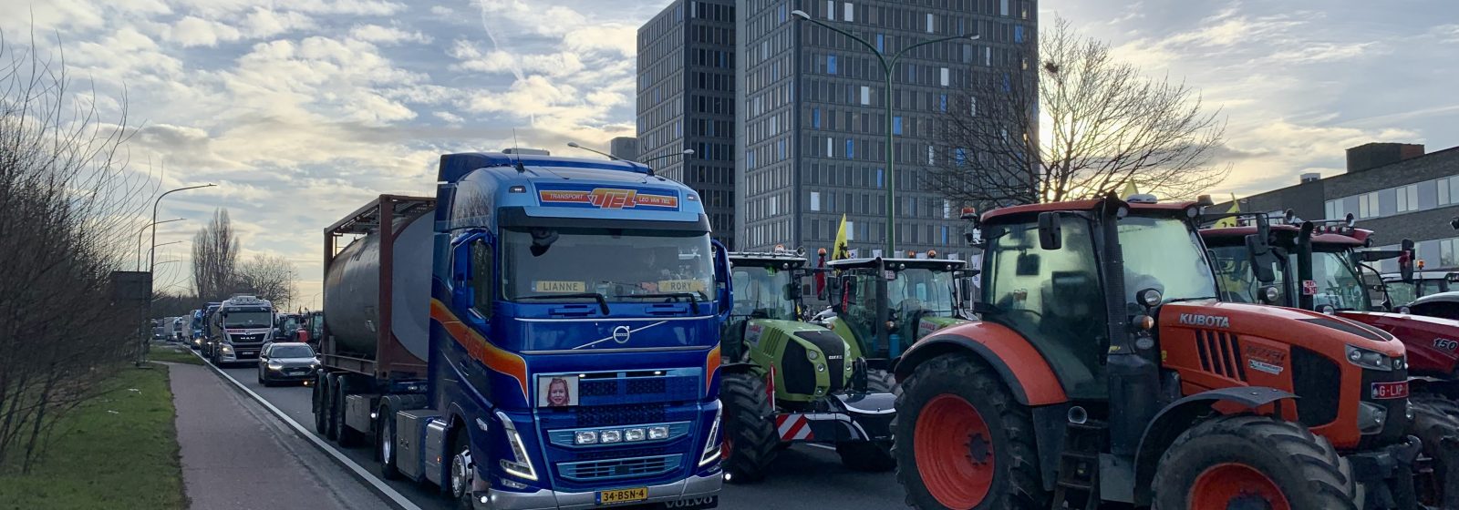 Boze boeren blokkeren Noorderlaan in Antwerpen
