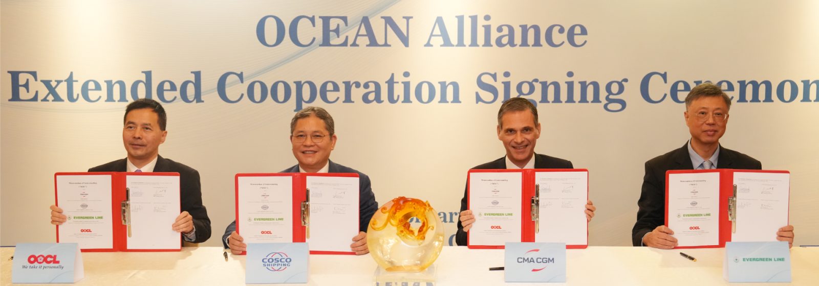 De vier leden van de Ocean Alliance tekenen een akkoord over de verlenging tot 2032.