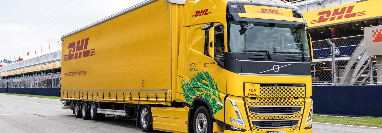 Een van de 37 trucks op biobrandstof die het logistieke circus van de Formule 1 races in Europa vervoert.
