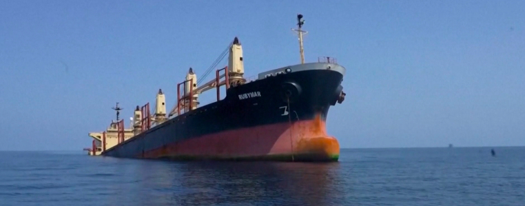 Het zinkende Britse bulkschip 'Rubymar' in de Rode Zee