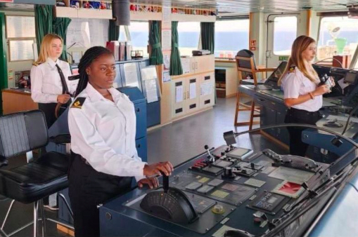 Vrouwelijke crewleden aan boord van de Midsize Gas Carrier (MGC) 'Sombeke' van Exmar