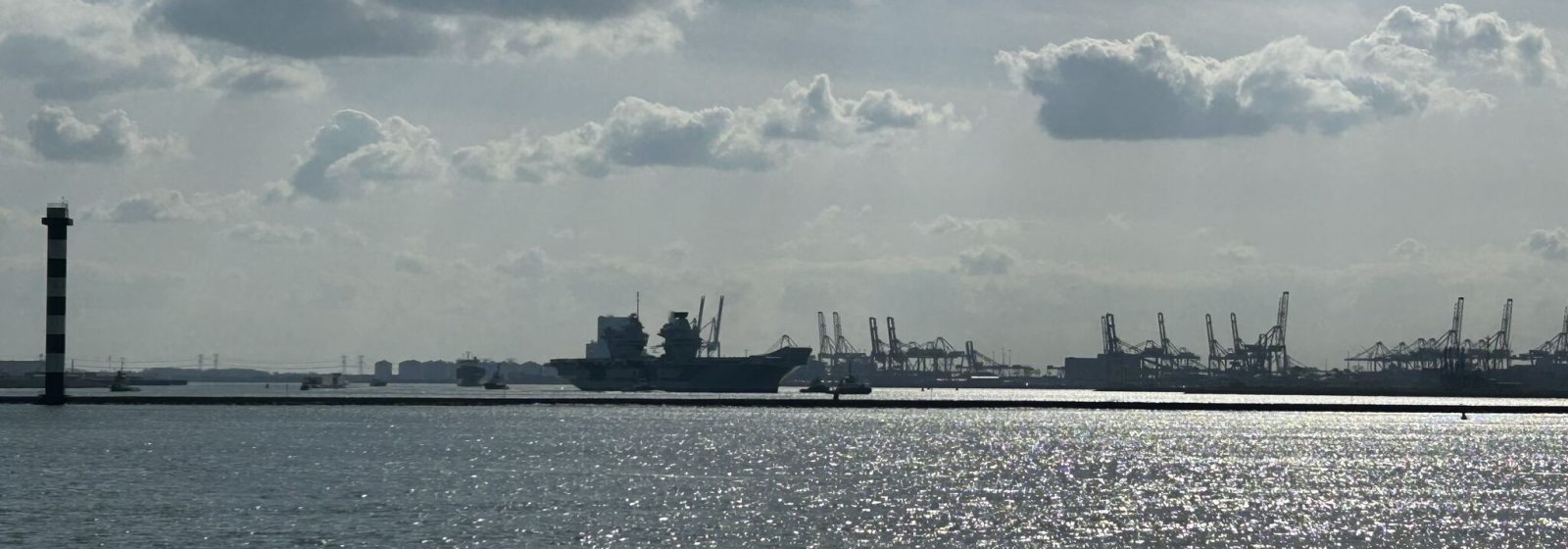 'HMS Prince of Wales' verlaat haven Rotterdam