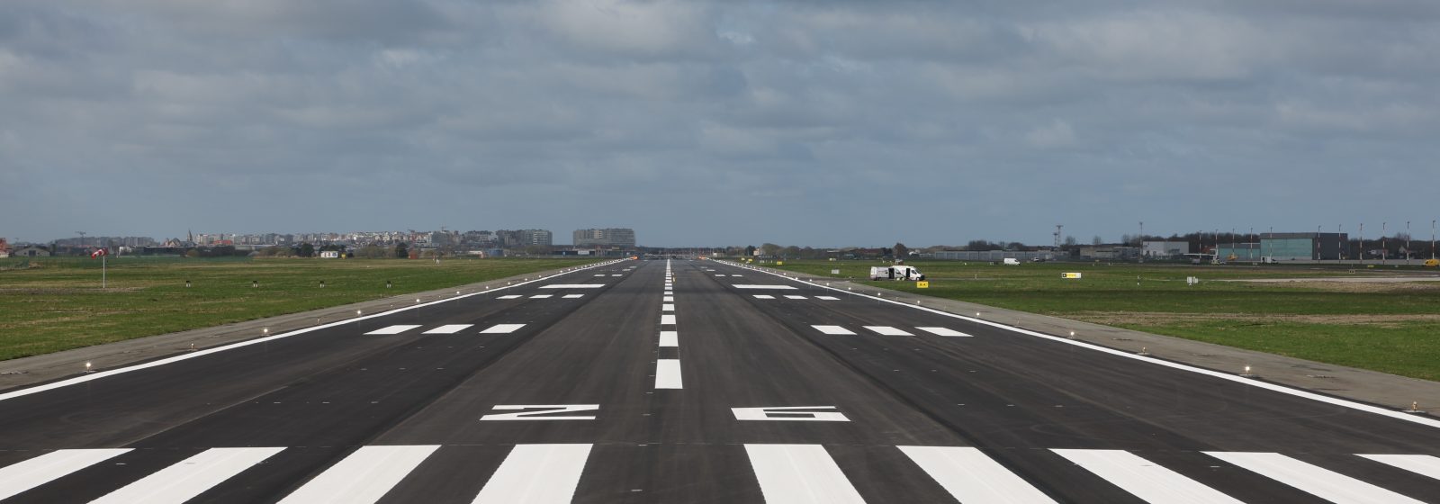 De gerenoveerde startbaan van Luchthaven Oostende-Brugge