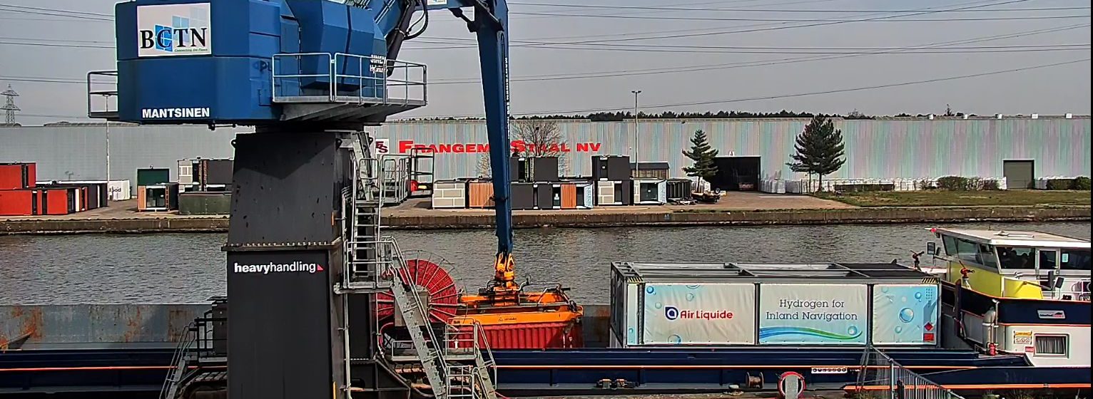 De 'H2 Barge 2' van BCTN aan het laden in Geel.