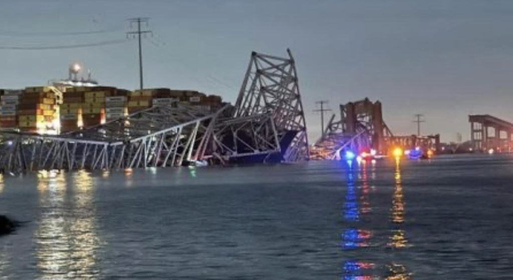 Containerschip 'Dali' na de aanvaring met de Francis Scott Key brug in Baltimore