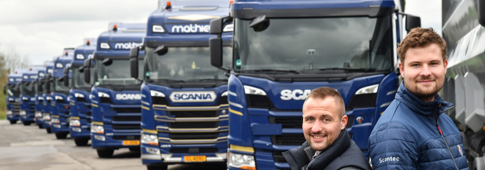 Maxim (links) en Jérôme (rechts) Mathieu van C.L.L. bij de nieuwe trekkers van Scania