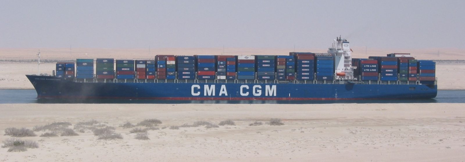 Archiefbeeld van de 'CMA CGM Baudelaire' in het Suezkanaal