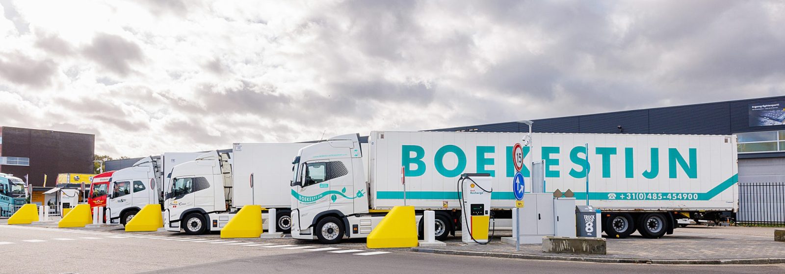 Bij Shell Truck Diesel Eindhoven Acht kunnen via Book & Charge e-trucks worden opgeladen.