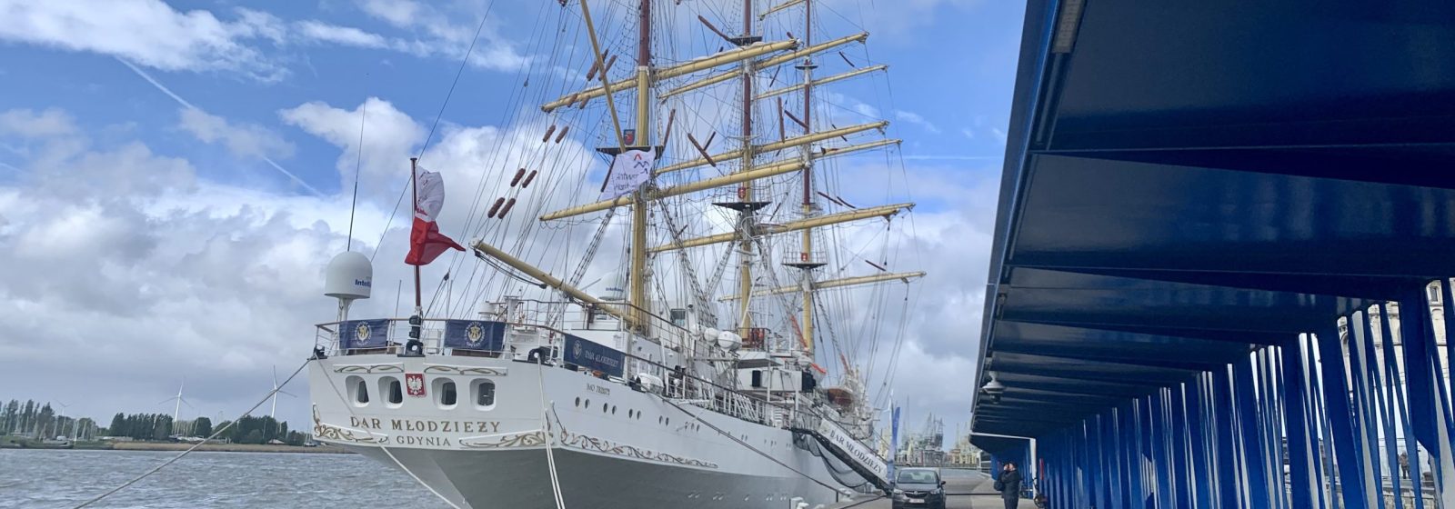 Opleidingsschip 'Dar Mlodziezy' aan de Antwerpse cruiseterminal