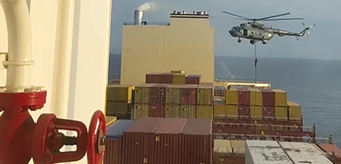 Iran neemt schip 'MSC Aries' in beslag.
