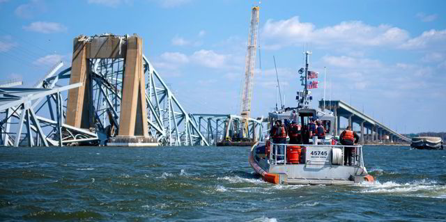 De kustwacht op de plaats waar 'Dali' op 26 maart een brug in Baltimore ramde.