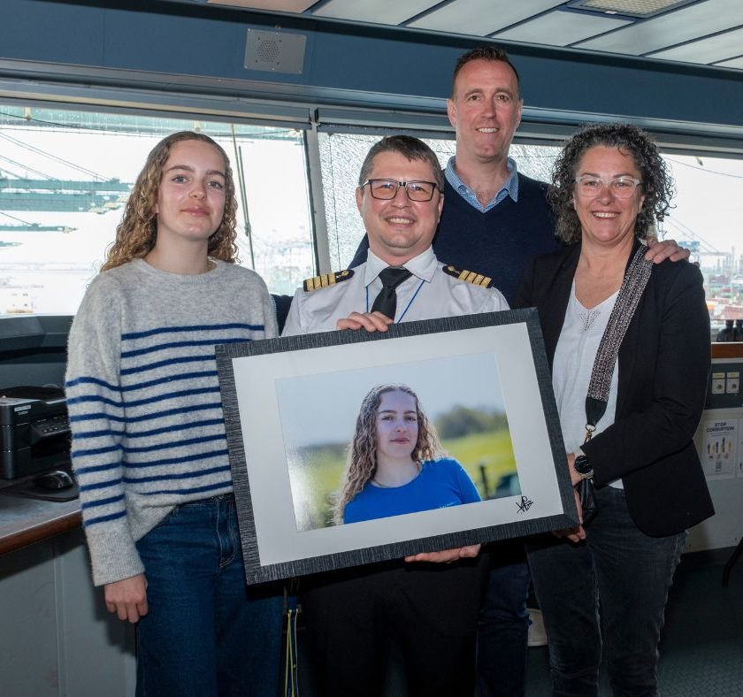 De familie Keuleers overhandigt een portretfoto van dochter Fie aan de kapitein van de 'MSC Fie X'