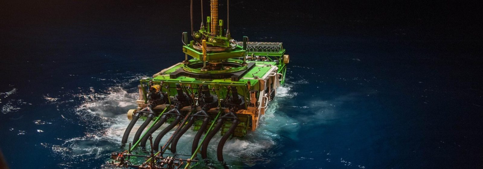 Diepzeerobot Patania van DEME verzamelt grondstoffen op de oceaanbodem.